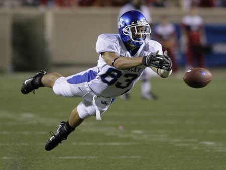  wildcat receiver dives for the football  