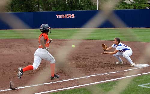 Auburn softball player sprints to 1st base